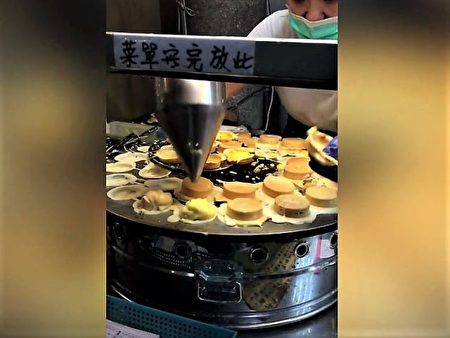 金黄色的红豆饼(视频截图)