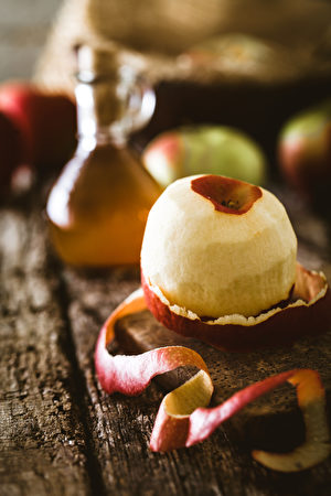 采用水果（如苹果）发酵制成的苹果醋更适合食用。(mythja/shutterstock)
