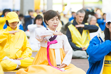 10月22日,张淑在美国旧金山市参加法轮大法活动中的炼功场面。(马有志/大纪元)