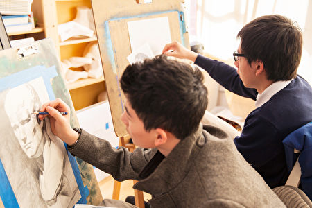 飞天学院很注重学生的艺术教育。(加州飞天艺术学院提供)