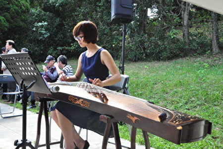 清華古箏社學生演奏悠揚動聽的古典樂曲。(賴月貴/大紀元)
