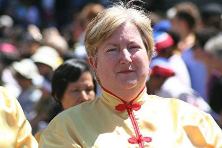 西人学员Leigh Smith女士修炼法轮功后,告别了严重的骨质疏松症和关节炎。(大纪元)