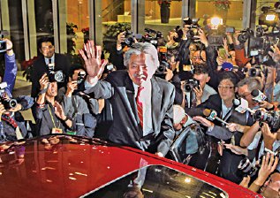 财爷曾俊华前日辞职备选,港大最新民调显示他评分远胜只有35分的梁振英。(大纪元资料图片)