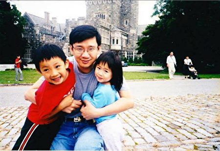 幼年的张本明和爸爸、妹妹。(受访者提供)