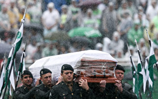 巴西悼空难足球队 万人冒雨追悼