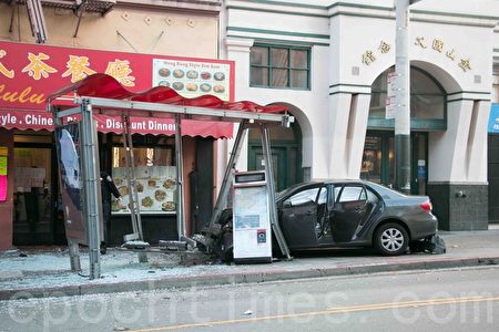 轿车撞歪旧金山唐人街公车站台 10伤者被送医治疗 轿车撞歪旧金山唐人街公车站台 10伤者被送医治疗