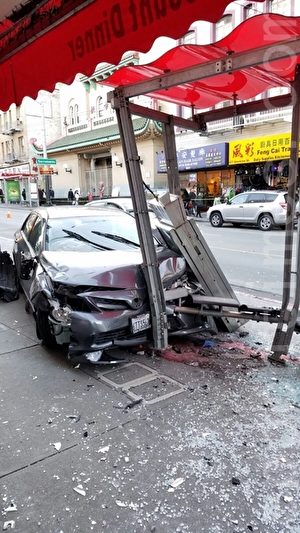 轿车撞歪旧金山唐人街公车站台 10伤者被送医治疗 轿车撞歪旧金山唐人街公车站台 10伤者被送医治疗