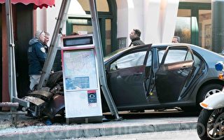 轿车撞歪旧金山唐人街公车站台 10人受伤
