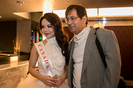 12月18日，世界小姐决赛结束后，许多观众争相与林耶凡合影。（李莎／大纪元）