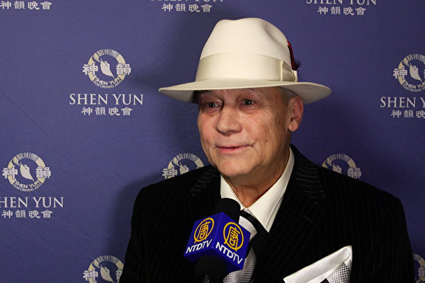 底特律 Ralph Whisenhunt曾在克萊斯勒汽車公司工作,擔任過高層管理顧問、質檢總監。他與相交20年的摯友也一同前來觀看2016年12月22日神韻在底特律的第一場演出。他說:「神韻演出傳遞了豐富的信息。我發現原來中國人和我們一樣抵制共產主義,與我們一樣遵循宗教的啟迪,今天我學到了很多東西。」(新唐人電視台提供)