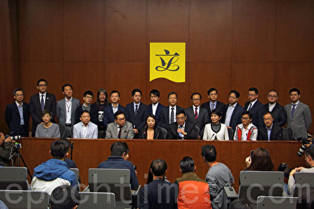 梁振英早前透過律政司致函法院要求宣告劉小麗宣誓無效,民主派議員批評梁振英意圖推翻九月立法會選舉結果,並為自己爭連任鋪路。(蔡雯文/大紀元)