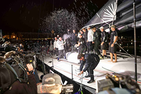 第72届悉尼-霍巴特帆船赛夺冠的船只Perpetual LOYAL，抵达终点后船员们开心庆祝。(Heath Holden/Getty Images)