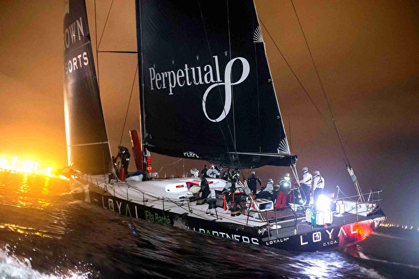 悉尼-霍巴特帆船赛 夺冠船刷新纪录近5小时