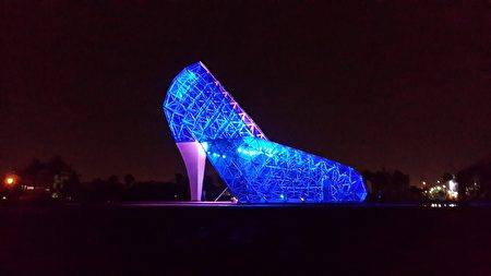 图为布袋高跟鞋教堂点灯夜景。(云管处提供)