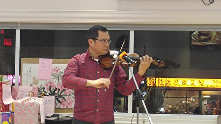 圖：溫哥華知名小提琴家Tom，演奏小提琴曲如痴如醉。（邱晨/大紀元）