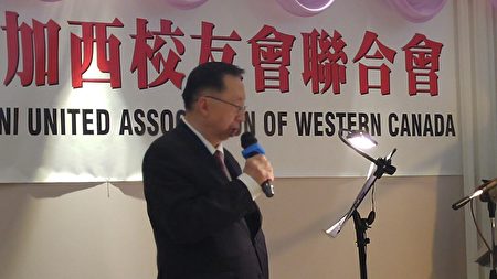 圖：加西台灣各大學校友會總召集人徐新漢正在演唱。（邱晨/大紀元）