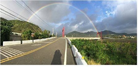 12月21日下午4时许，南台湾二重溪的怀恩桥拍摄到半圆双彩虹天空奇景，（网友吴先生提供）