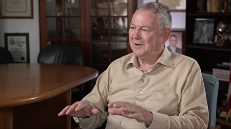電影主角之一的達納・羅拉巴克(Dana Rohrabacher)多次發起制止中共活摘法輪功學員器官行動,現為美國總統川普屬意的國務卿人選;他也在本片中敘述奔走的過程。(Swoop Film提供)
