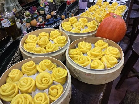 好吃的南瓜饅頭,玫瑰造型賞心悅目。(陽光庭園提供)