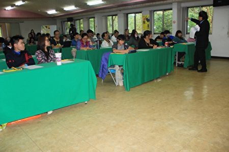 吳靜吉博士陪伴學員引導大家飆創意。(謝月琴/大紀元)