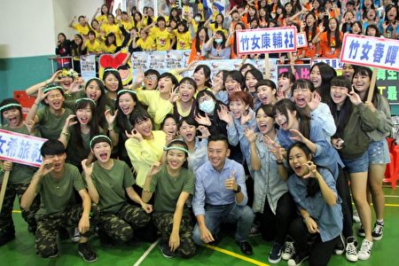 青年志工献出爱心与活力。(新竹市府提供)
