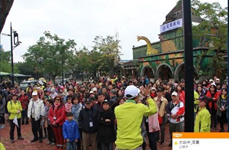 台灣六桂宗親會會員的鐵道之旅到宜蘭市參訪。( 宜蘭市公所提供)
