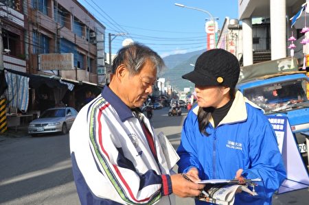 法轮功学员李家卉向瑞穗乡村民讲诉在中国有大量的学员被活摘的器官真相,民众愿意支持签名。(詹亦菱/大纪元)