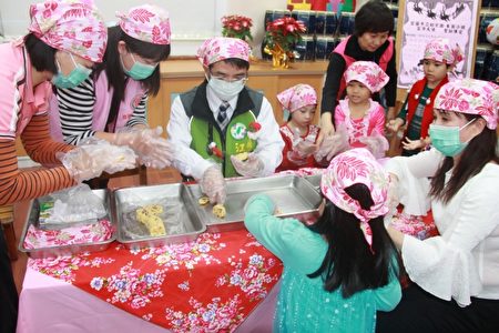 同乐制作爱心饼干DIY。(郭千华/大纪元)
