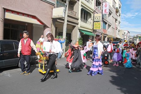 宜市小天使沿途爱心义卖 爱心募捐。(郭千华/大纪元)