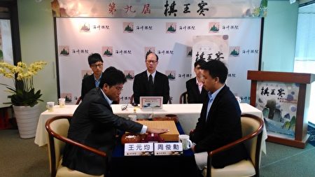 王元均与周俊勋对弈。(清大提供)
