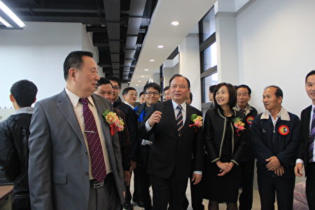 头城镇长曹干舜(左)带着贵宾参访新的头城镇公所。(谢月琴/大纪元)