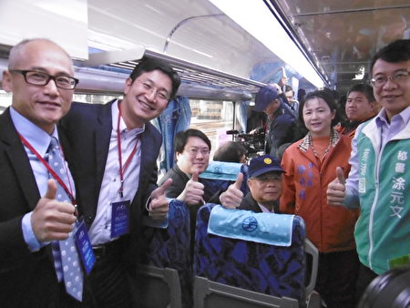 基隆市长林右昌(左3)、立委蔡适应(左2)及海科馆长吴俊仁(左1)从瑞芳火车站搭乘首航列车到八斗子站。(陈秀媛/大纪元)