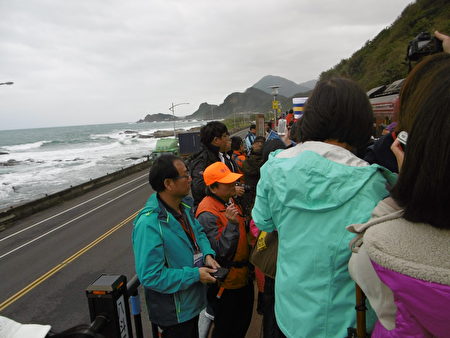台铁八斗子站正式启用,虽然飘着细雨,仍吸引许多民众到场见证这历史性的一刻。(陈秀媛/大纪元)