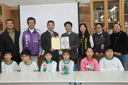 宜蘭國小回贈宜蘭市所感謝狀。(郭千華/大紀元)