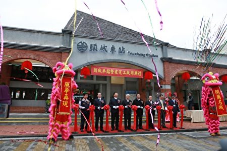 頭城社區媽媽為頭城火車站整建完工啟用典禮前的熱舞。(曾漢東/大紀元)