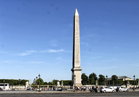 巴黎协和广场上的埃及方尖碑（公共领域）