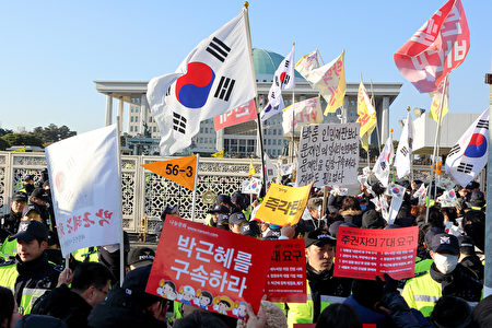 9日，韩国国会宣布通过总统弹劾案前，守在国会外示威的民众们。（全景林／大纪元）