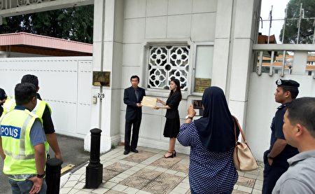 法輪功學員代表到中共駐馬大使館遞交抗議信。 (楊曉慧/大紀元)