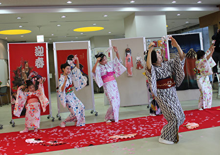 日本廣島市留學生會館於12月17日為留學生主辦「日本文化博覽會」。圖為中國留學生表演的日本舞。(曉玥/大紀元)