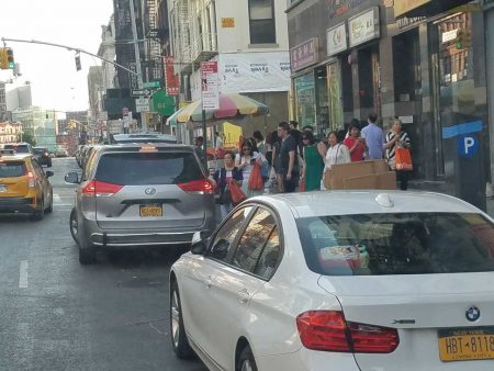 何女士说,附近有很多无牌私家车和他们争抢客人。
