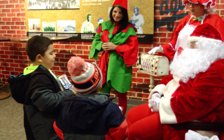 “神秘圣诞老人”为三百儿童带来礼物