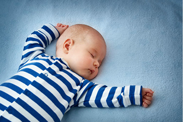 美國兒科學會建議嬰兒在薄薄的床墊上仰睡，除了身穿的衣服之外，周邊不要放東西，也不要有旁人同床。(Anna Grigorjeva/Shutterstock)