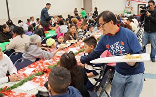 愛心組織備數百份午餐助孩童享節日樂趣