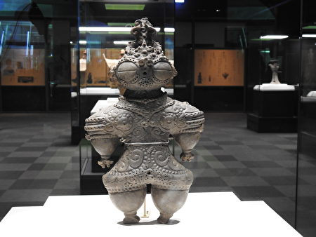 此為東京博物館藏《遮光器土偶》，是日本重要文化財，在宮城縣大崎市田尻蕪栗字惠比須田出土，屬於繩文時代晚期，約西元前1000~前400年之文物。（蔡上海／大紀元）
