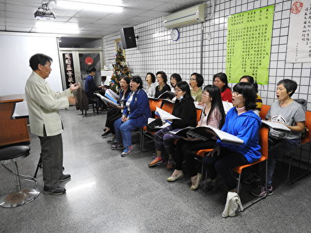 海韵合唱团团员在旅奥音乐家谢英杰老师教导下,用心练唱。(蔡上海/大纪元)