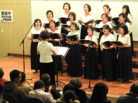 海韵合唱团17日晚上应嘉义县表演艺术中心之邀,举办一场“平安喜乐合唱音乐会”,团员迈力演出,会场掌声连连,与会贵宾赞赏不已,颇有惊艳之感。(蔡上海/大纪元)