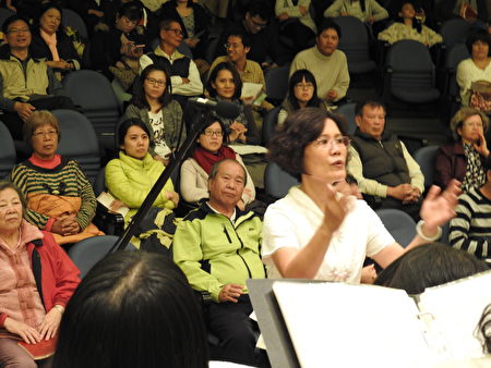 在“平安喜乐合唱音乐会”中,团长萧丽华指挥的神情。(蔡上海/大纪元)