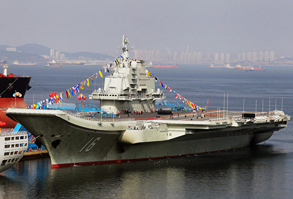 2012 年 9 月 24 日，前蘇聯未完工的航母瓦良格號在大連造船廠完工，向中共海軍交付。 （STR/AFP/GettyImages）