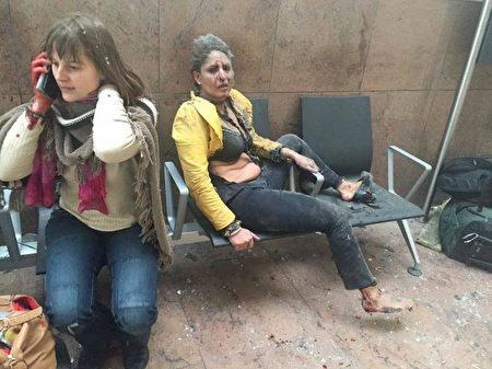 TOPSHOT - RESTRICTED TO EDITORIAL USE - 2016年3月22日，比利时布鲁塞尔机场发生两次爆炸，图为受伤的民众。(KETEVAN KARDAVA/AFP/Getty Images)