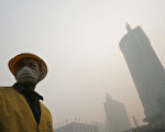 周六,中国22个城市发布红色警报,包括河北唐山和山东济南。红色警报是空气污染最高级别的警报。(China Photos/Getty Images)